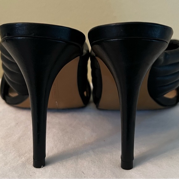 Vince Camuto Sarendie Black Quilted Strap Sandal, EUC, Size 7-1/2. - Picture 4 of 7